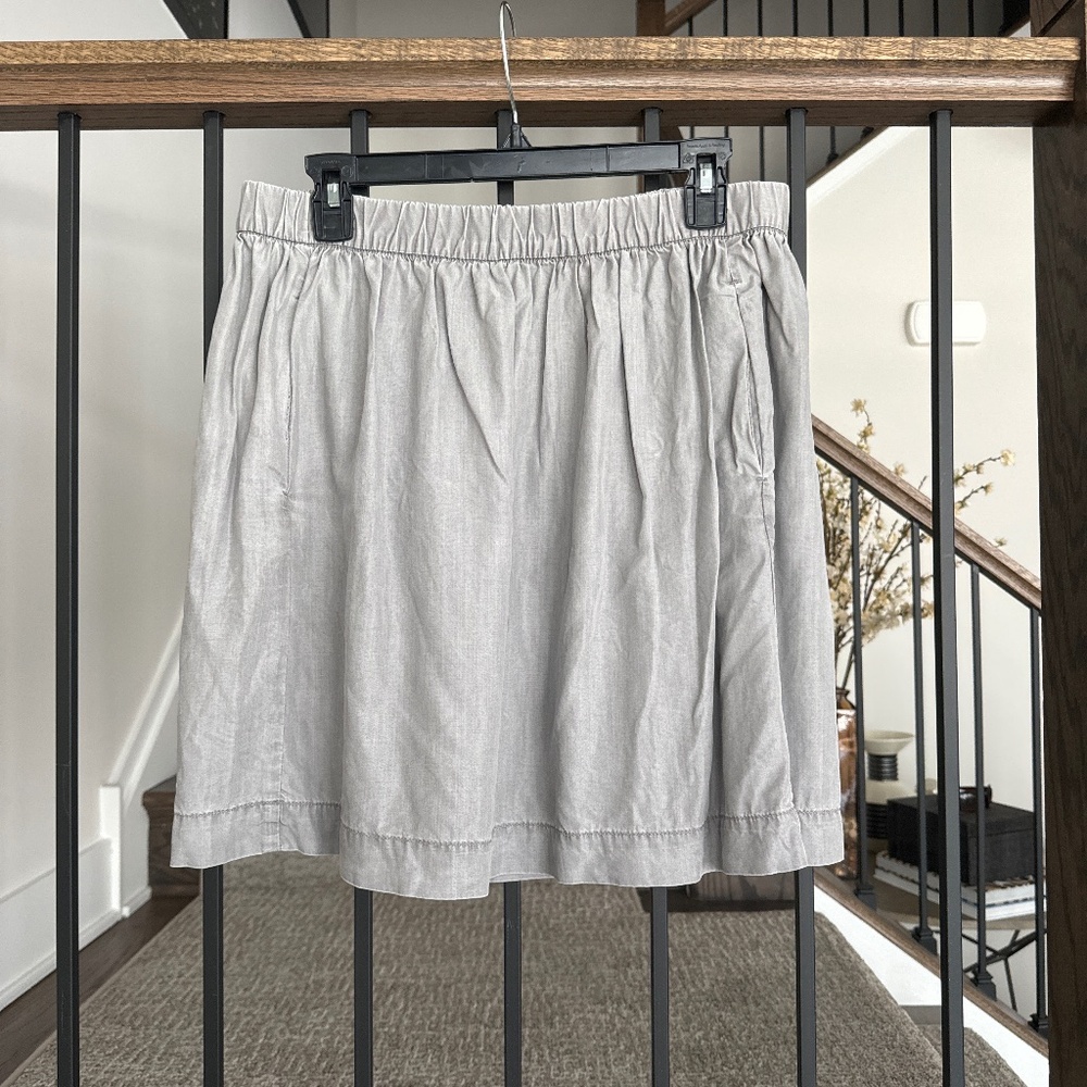 Women’s gray skirt with pockets